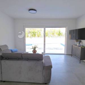 Okolica grada Krka, samostojeća kuća s bazenom!