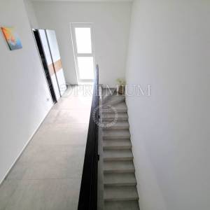 Okolica grada Krka, samostojeća kuća s bazenom!