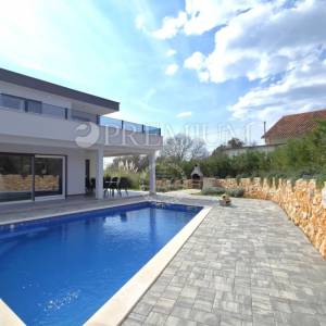 Okolica grada Krka, samostojeća kuća s bazenom!