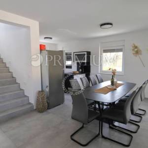 Okolica grada Krka, samostojeća kuća s bazenom!