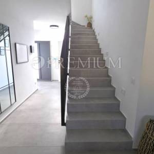 Okolica grada Krka, samostojeća kuća s bazenom!