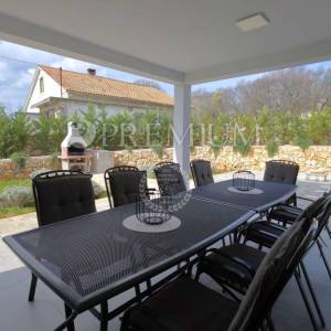 Okolica grada Krka, samostojeća kuća s bazenom!