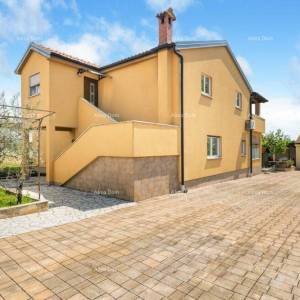 Okolica Poreča – kuća, 300 m2, s dva apartmana i bazenom