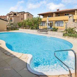 Okolica Poreča – kuća, 300 m2, s dva apartmana i bazenom