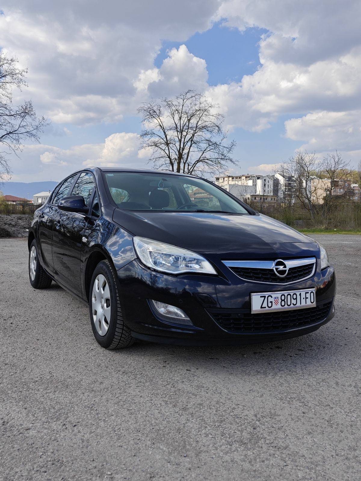 Opel Astra 1,7 CDTI, reg. do 09/26, novi set kvačila, 2 seta kotača