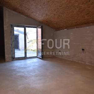 Otok Krk, Vrbnik, 86.25m2, dvoetažni 2s+db, balkon i lođa