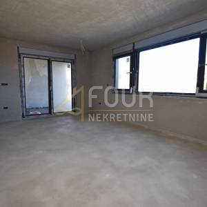 Otok Krk, Vrbnik, 86.25m2, dvoetažni 2s+db, balkon i lođa