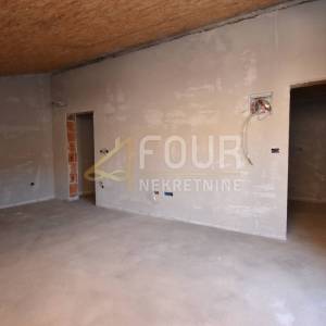 Otok Krk, Vrbnik, 86.25m2, dvoetažni 2s+db, balkon i lođa