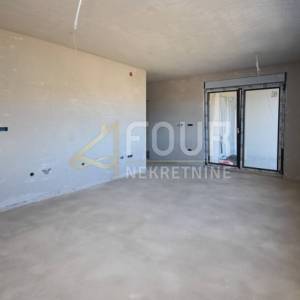 Otok Krk, Vrbnik, 86.25m2, dvoetažni 2s+db, balkon i lođa