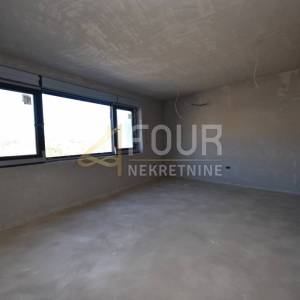 Otok Krk, Vrbnik, 86.25m2, dvoetažni 2s+db, balkon i lođa