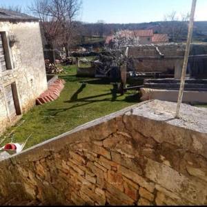 Pazin, Istra - dvije stare kamene kuće s velikim zemljištem