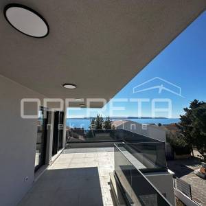 Penthouse u Okrugu Gornjem s krovnim bazenom i pogledom na more