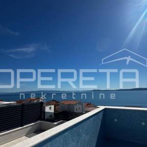 Penthouse u Okrugu Gornjem s krovnim bazenom i pogledom na more