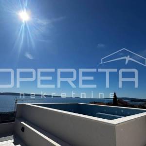 Penthouse u Okrugu Gornjem s krovnim bazenom i pogledom na more