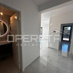 Penthouse u Okrugu Gornjem s krovnim bazenom i pogledom na more