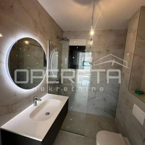 Penthouse u Okrugu Gornjem s krovnim bazenom i pogledom na more