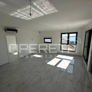 Penthouse u Okrugu Gornjem s krovnim bazenom i pogledom na more