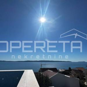 Penthouse u Okrugu Gornjem s krovnim bazenom i pogledom na more