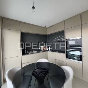 Penthouse u Okrugu Gornjem s krovnom terasom i pogledom na more