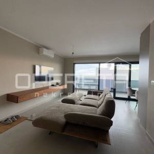 Penthouse u Okrugu Gornjem s krovnom terasom i pogledom na more