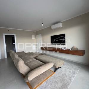 Penthouse u Okrugu Gornjem s krovnom terasom i pogledom na more