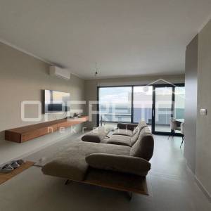 Penthouse u Okrugu Gornjem s krovnom terasom i pogledom na more