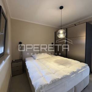 Penthouse u Okrugu Gornjem s krovnom terasom i pogledom na more