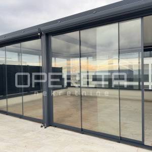 Penthouse u Okrugu Gornjem s krovnom terasom i pogledom na more