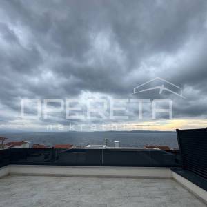 Penthouse u Okrugu Gornjem s krovnom terasom i pogledom na more