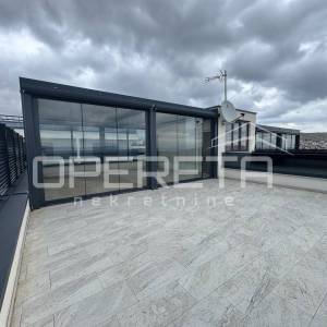 Penthouse u Okrugu Gornjem s krovnom terasom i pogledom na more