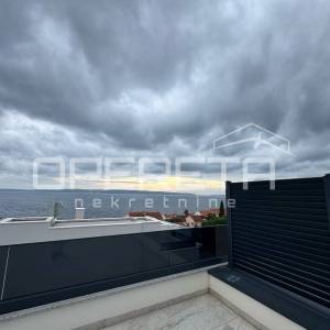 Penthouse u Okrugu Gornjem s krovnom terasom i pogledom na more