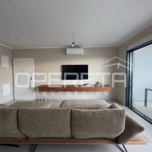 Penthouse u Okrugu Gornjem s krovnom terasom i pogledom na more