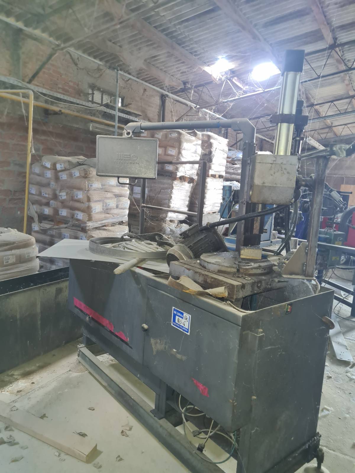 Pila MEO Electronik – industrijski stroj