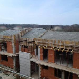 Poreč – stan s terasom i dvorištem