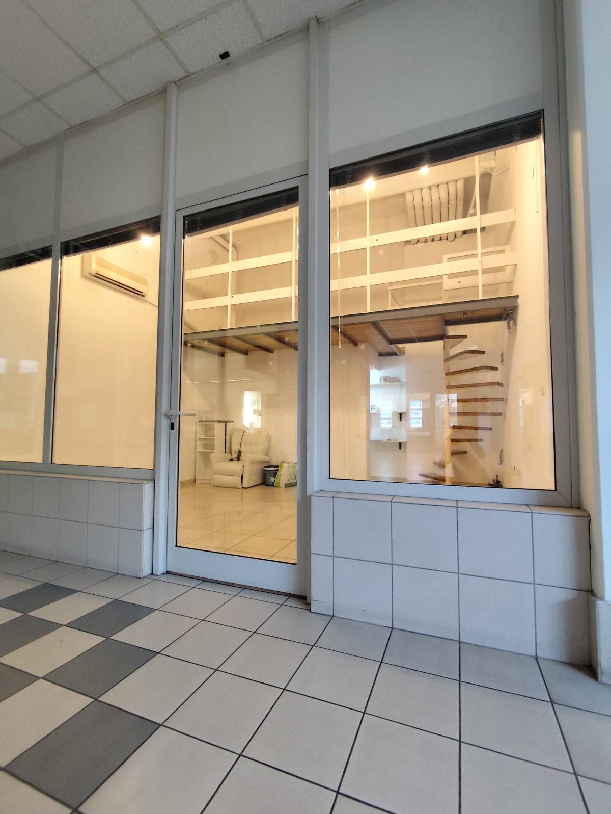 Poslovni prostor 40 m² – centar Krka, galerija, parking