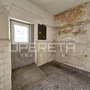 Poslovni prostor na izuzetnoj lokaciji u centru Kaštel Gomilice,150m2