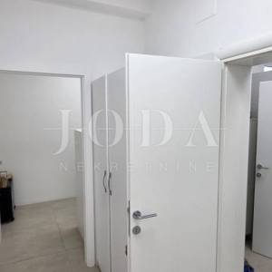 Poslovni prostor s uhodanim zakupcem (apoteka) – 103 m², prizemlje, parking, top lokacija Dramalj