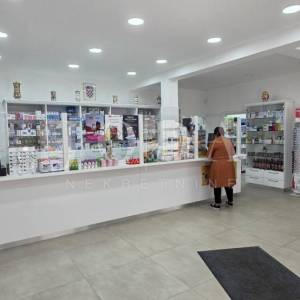 Poslovni prostor s uhodanim zakupcem (apoteka) – 103 m², prizemlje, parking, top lokacija Dramalj