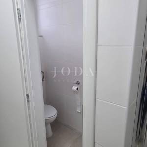 Poslovni prostor s uhodanim zakupcem (apoteka) – 103 m², prizemlje, parking, top lokacija Dramalj