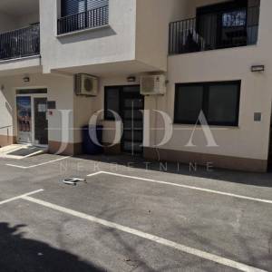 Poslovni prostor s uhodanim zakupcem (apoteka) – 103 m², prizemlje, parking, top lokacija Dramalj