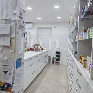 Poslovni prostor s uhodanim zakupcem (apoteka) – 103 m², prizemlje, parking, top lokacija Dramalj
