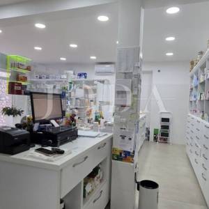 Poslovni prostor s uhodanim zakupcem (apoteka) – 103 m², prizemlje, parking, top lokacija Dramalj