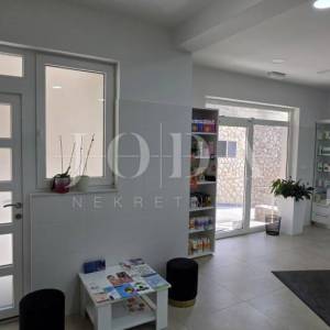 Poslovni prostor s uhodanim zakupcem (apoteka) – 103 m², prizemlje, parking, top lokacija Dramalj