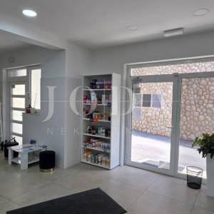 Poslovni prostor s uhodanim zakupcem (apoteka) – 103 m², prizemlje, parking, top lokacija Dramalj