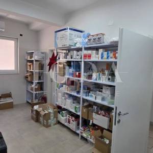 Poslovni prostor s uhodanim zakupcem (apoteka) – 103 m², prizemlje, parking, top lokacija Dramalj