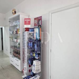 Poslovni prostor s uhodanim zakupcem (apoteka) – 103 m², prizemlje, parking, top lokacija Dramalj