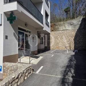 Poslovni prostor s uhodanim zakupcem (apoteka) – 103 m², prizemlje, parking, top lokacija Dramalj