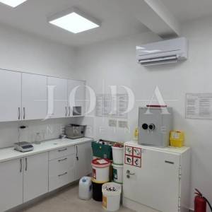 Poslovni prostor s uhodanim zakupcem (apoteka) – 103 m², prizemlje, parking, top lokacija Dramalj