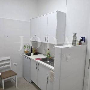 Poslovni prostor s uhodanim zakupcem (apoteka) – 103 m², prizemlje, parking, top lokacija Dramalj