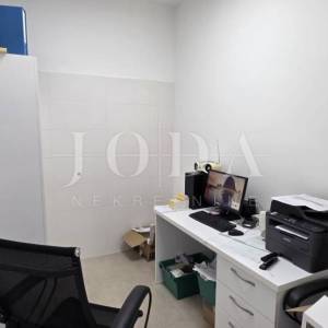 Poslovni prostor s uhodanim zakupcem (apoteka) – 103 m², prizemlje, parking, top lokacija Dramalj